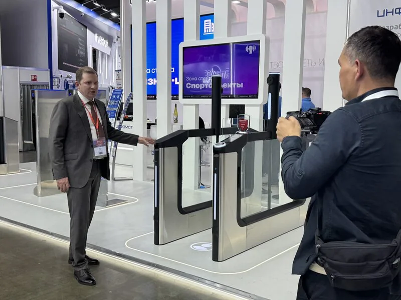 بوابة M2030 عالية الإنتاجية المصممة لمترو موسكو، مع شاشات SpinetiX EMP-III